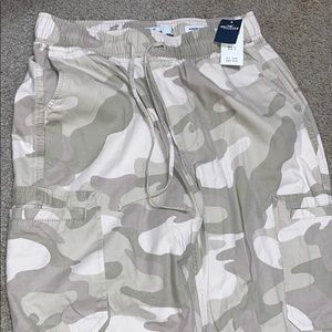 HOLLISTER CAMO JOGGERS/PANTS